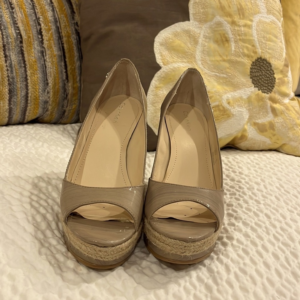 Calvin Klein “Harlo” espadrille wedge peep toe shoes in tan. Size 7 - Picture 2 of 5